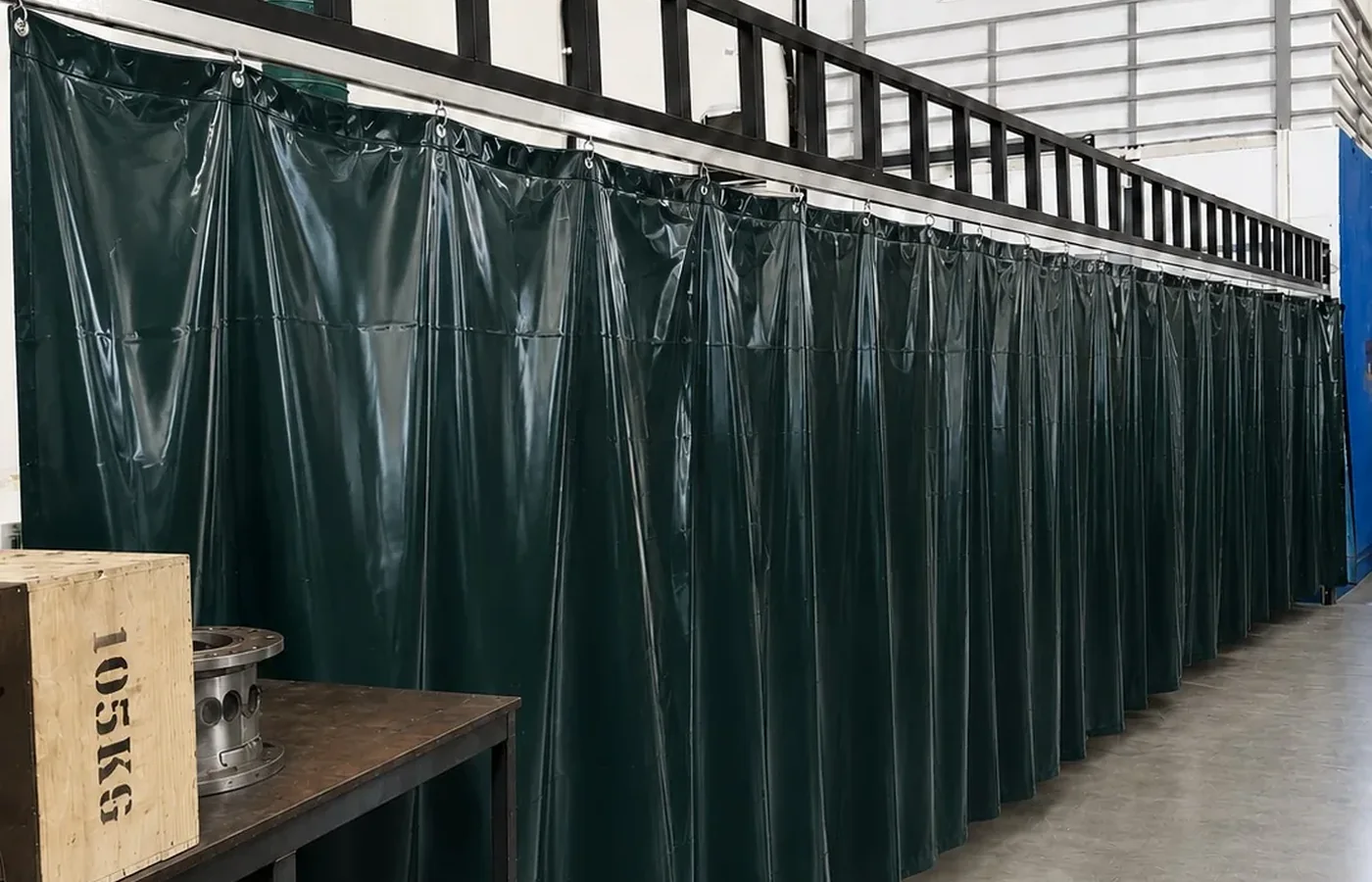 Cortina de solda instalada em ambiente industrial