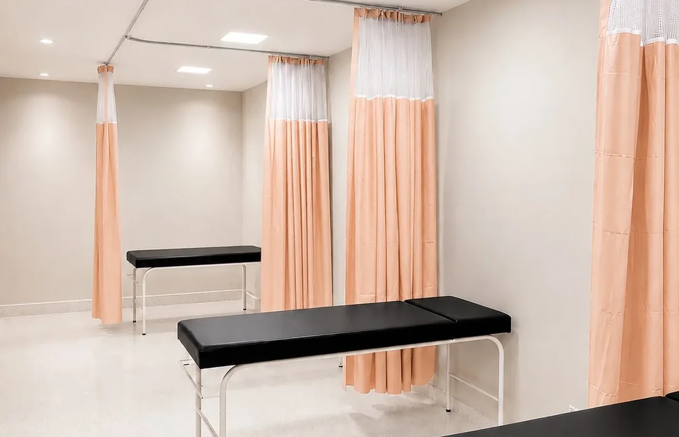 Cortinas hospitalares instaladas em ambiente clínico